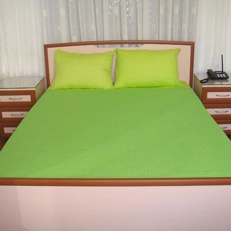 Nino Apartment On Pirosmani บาทูมิ ภายนอก รูปภาพ