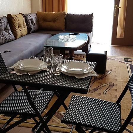 Nino Apartment On Pirosmani บาทูมิ ภายนอก รูปภาพ