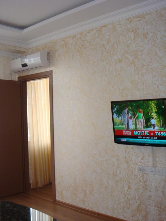 Nino Apartment On Pirosmani บาทูมิ ห้อง รูปภาพ