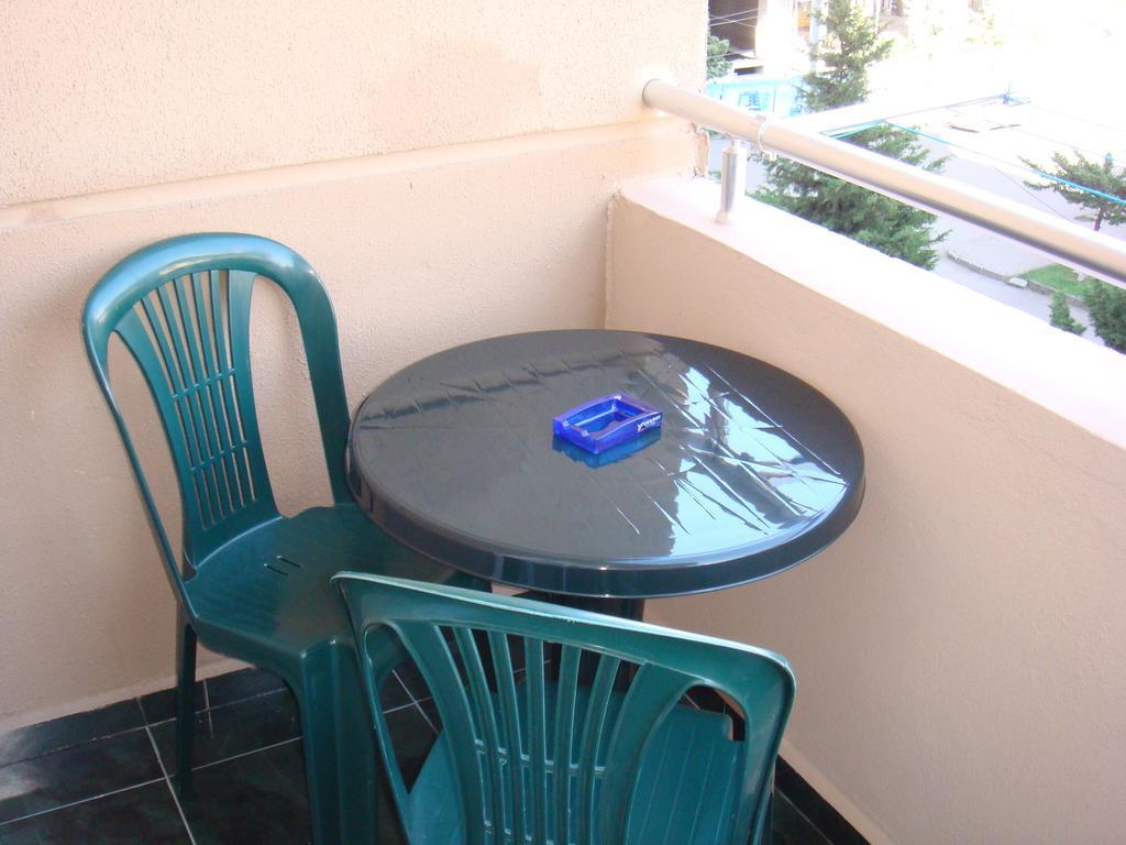 Nino Apartment On Pirosmani บาทูมิ ห้อง รูปภาพ
