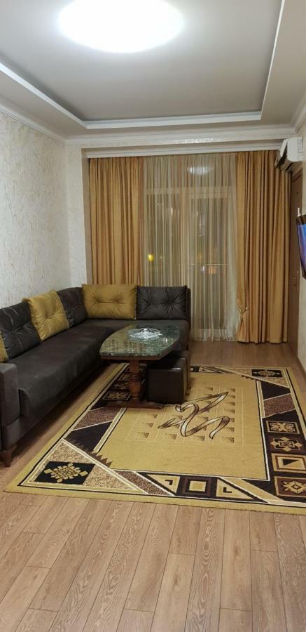 Nino Apartment On Pirosmani บาทูมิ ภายนอก รูปภาพ