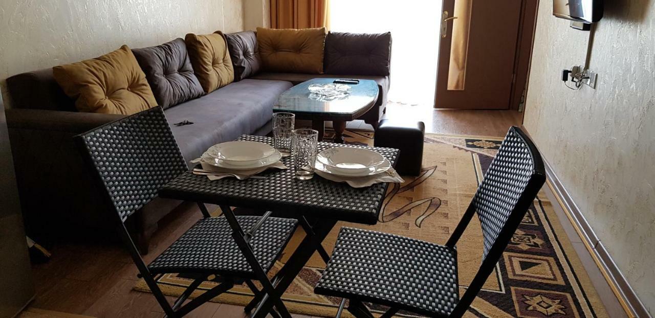 Nino Apartment On Pirosmani บาทูมิ ภายนอก รูปภาพ